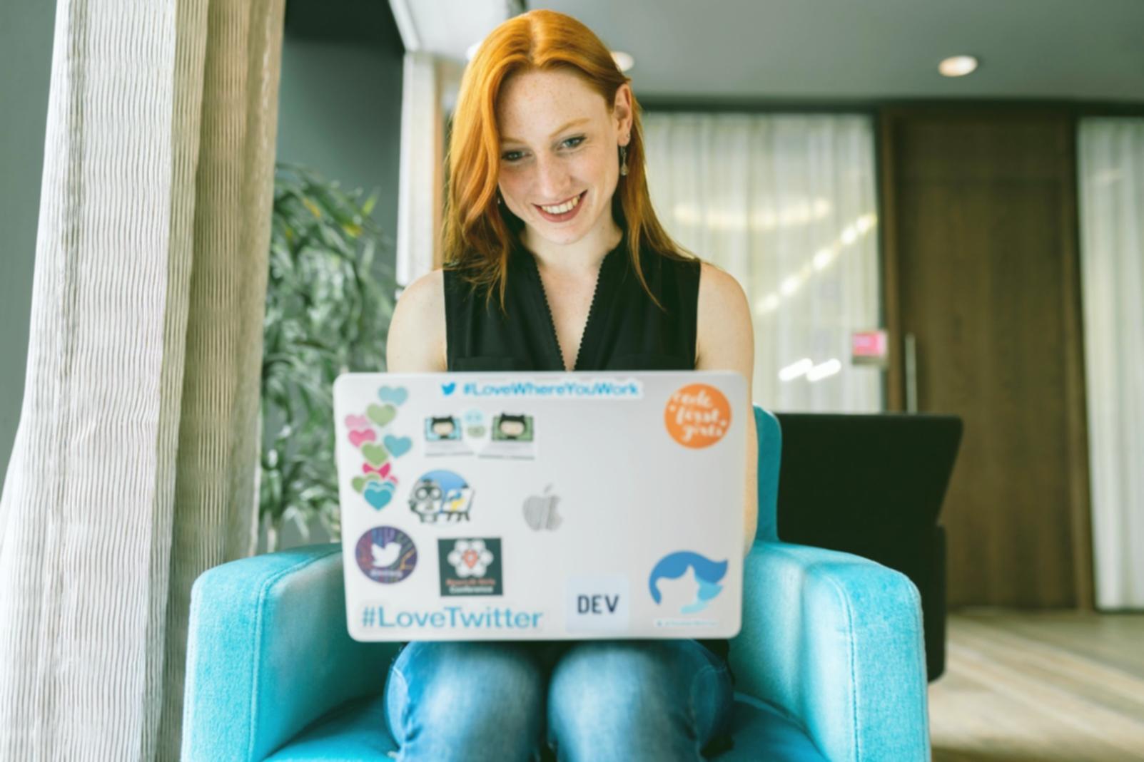 Modern ofis ortamında mobil uygulama tasarım çalışması